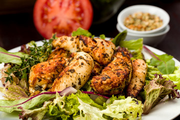 Hähnchenbrust auf Salat