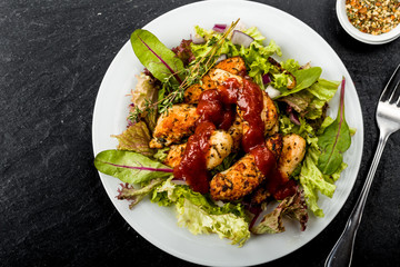 Hähnchenbrust auf Salat