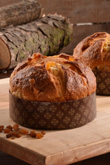 Panettone fresco en ambiente rústico.