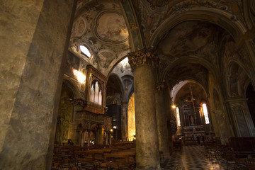 Fototapeta na wymiar Interno di una cattedrale