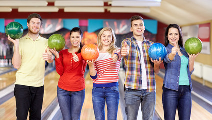 Obraz premium happy friends in bowling club