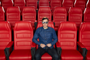 Obraz premium young man watching movie in 3d theater