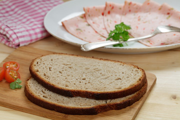 Paprika Leberkäse mit Graubrot