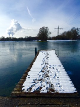 Steg am Feringasee mit Blick auf HKW M&uuml;nchen