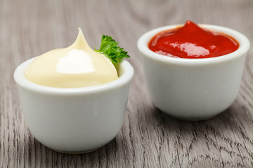 Mayonnaise und Ketchup