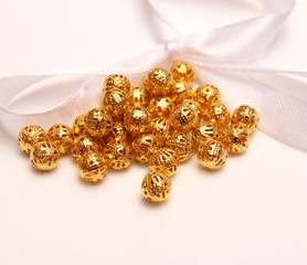 Goldene Perlen