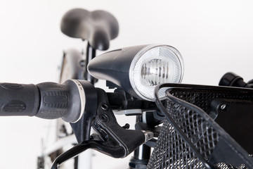 Front bicycle lamp on the steering whee