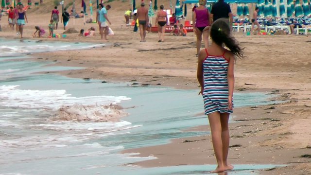 bambina che cammina lungo mare video