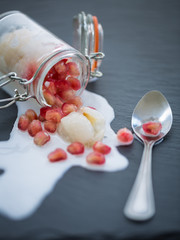 Litchi et grenade au lait de coco, dessert Thaïlandais