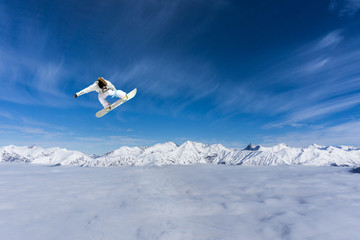 Fototapety  Latający snowboardzista w górach