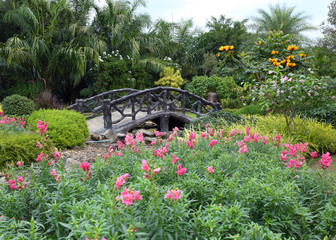 Panele Szklane Podświetlane  krajobraz kwiatowy ogrodnictwo ze ścieżką i mostem w ogrodzie