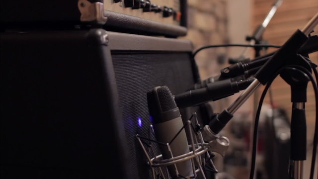 Recording guitar amp in studio with microphones