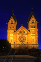 Fototapeta premium St. Lutwinus church in Mettlach at night