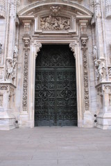 Fototapeta na wymiar porte en bronze de la cathédrale de Milan