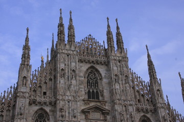 Fototapeta premium le haut de la façade du Duomo de Milan