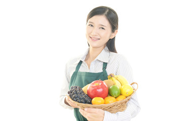 果物を持つ女性