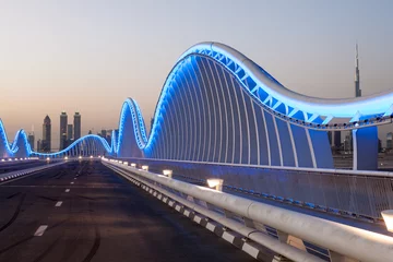 Gordijnen Meydan-brug in Dubai bij nacht. Verenigde Arabische Emiraten © philipus