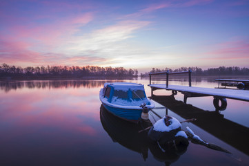 łódka przycumowana do ośnieżonego pomostu © Mike Mareen