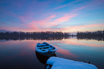 łódka przycumowana do ośnieżonego pomostu © Mike Mareen