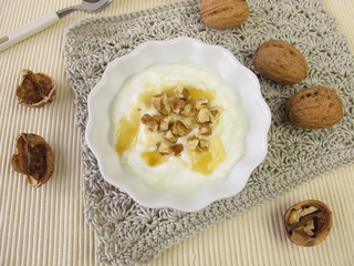 Joghurt mit Honig und Walnüssen
