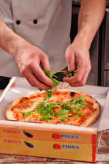 Pizza lista para enviar.Preparando pizza.