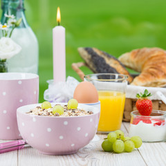 frühstück mit müsli und brötchen