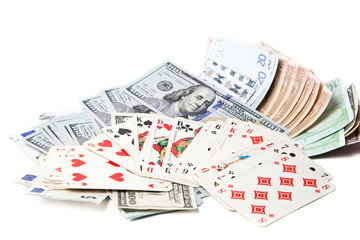 валюта и игральные карты на белом фоне