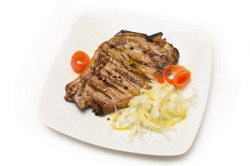 Bistecca di manzo ai ferri con contorno di verdura