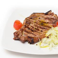 Bistecca di manzo ai ferri con contorno di verdura