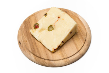 Formaggio canestrato con olive e peperoncino rosso
