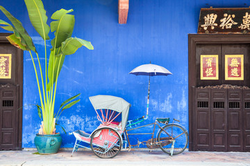 Old rickshaw tricycle near Fatt Tze Mansion, Penang - obrazy, fototapety, plakaty