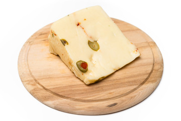 Formaggio canestrato con olive e peperoncino rosso