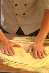 Preparando la masa para la pizza y el pan.