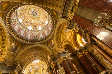 Fototapeta na wymiar The golden dome and interior inside the church in Budapest