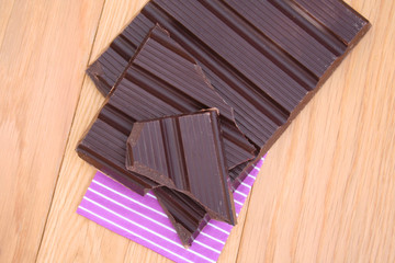 tavoletta di cioccolato fondente su tavolo di legno