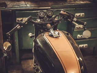 Foto op Plexiglas Cafe-racer motorfiets in vintage stijl in douanegarage © Nejron Photo