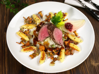 Rehrücken mit Schupfnudeln und Pfifferlinge