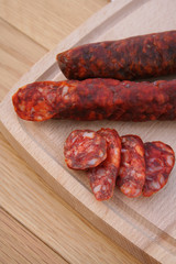 salame piccante su tagliere