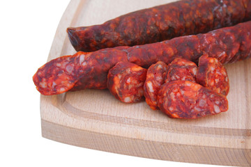 salame piccante su tagliere_ sfondo bianco