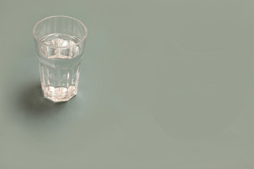 Wasserglas auf Tafelhintergrund