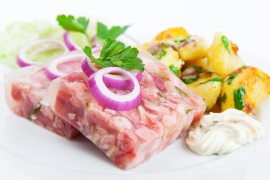 S&uuml;lze mit Bratkartoffeln