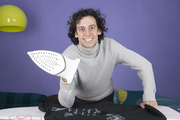 uomo che stira