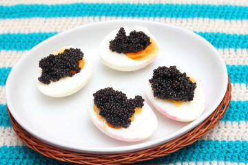 Eier mit Kaviar