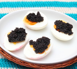 Eier mit Kaviar