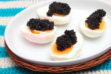 Eier mit Kaviar