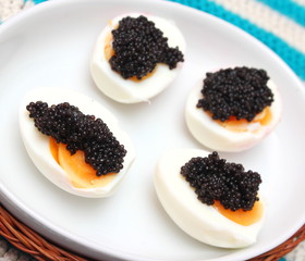 Eier mit Kaviar