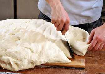 Cortando la masa para la pizza y el pan.