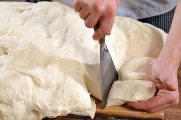 Costando la masa para el pan y la pizza.