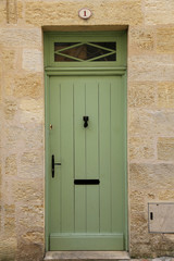 Grüne Haus Tür in einem französischem Dorf an der Côte d'azur, Provence, Frankreich