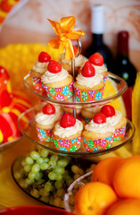 Fototapeta na wymiar cupcakes with strawberry